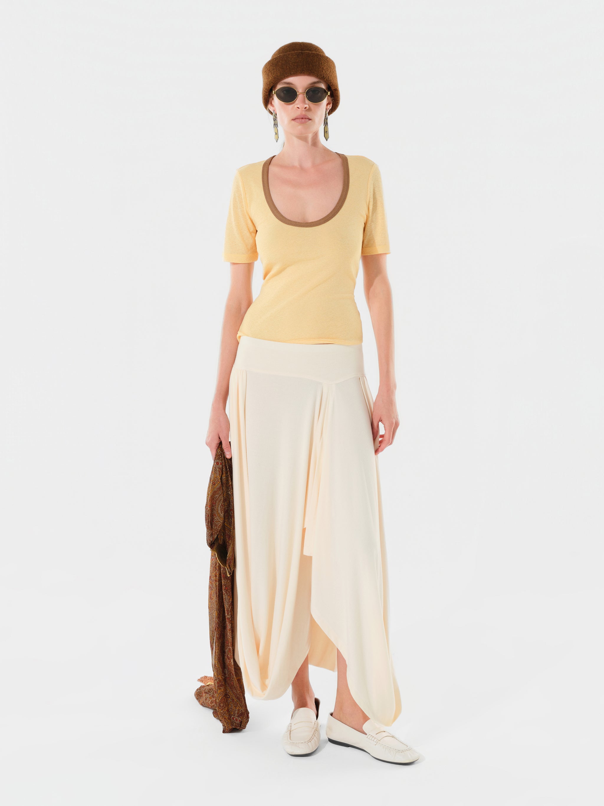THEA - Short-sleeve top with open-back design