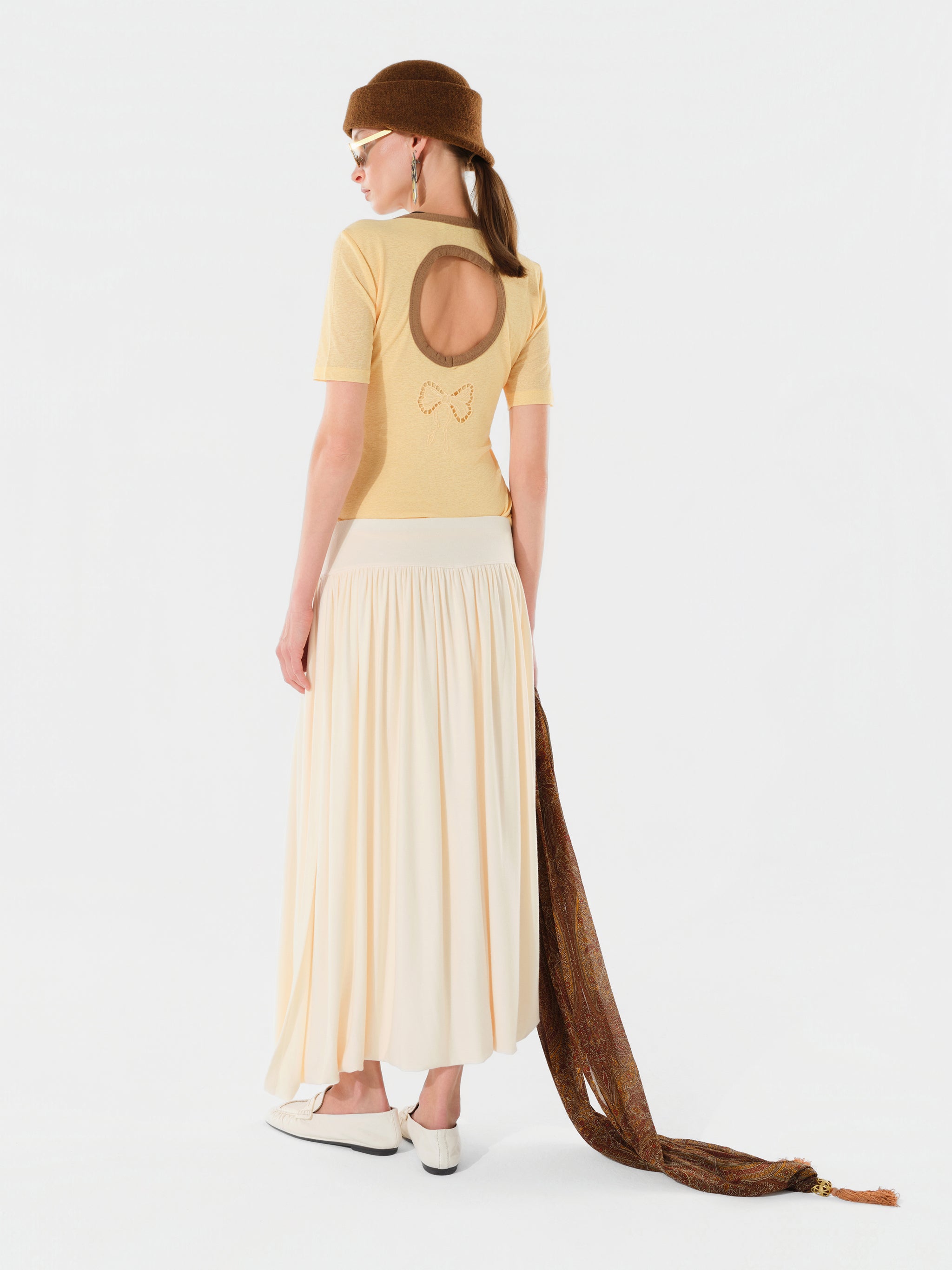 THEA - Short-sleeve top with open-back design